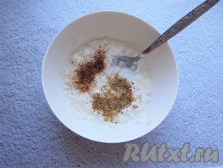 По истечении времени промыть лук холодной водой, откинуть на дуршлаг и оставить на несколько минут, чтобы стекла вода. Затем добавить к луку сырое яйцо и сметану, тщательно перемешать, всыпать соль, смесь перцев и приправу для овощей.
