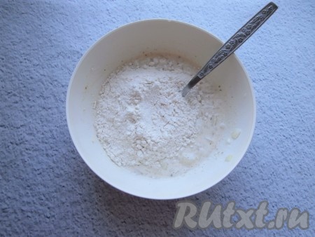 Добавить муку и ещё раз перемешать.