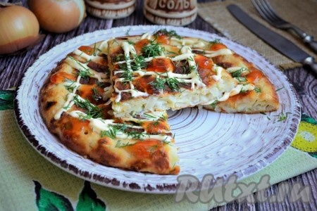 Луковый пирог на сковороде