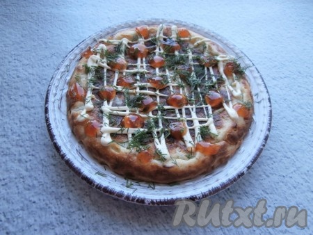 Готовый пирог можно сверху смазать сеточкой из кетчупа и майонеза, украсить зеленью.