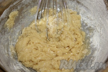 Затем понемногу добавлять муку и тщательно все перемешивать. 