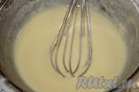 В самом конце добавить воду, тщательно перемешать. Тесто должно получиться однородным и не густым, отправить его в холодильник на 2 часа.
