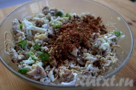 К яйцам и рыбным консервам добавить нарезанный лук, хорошо перемешать (чтобы удобно было перемешивать, я переложила в глубокую миску), если нужно, посолить и приправить по вкусу (я использовала универсальную приправу), снова перемешать и начинка для слоёного пирога готова. 