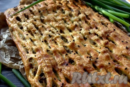 Вкусный и сытный пирог, приготовленный из слоёного теста с начинкой из рыбных консервов и яиц, подавать можно и тёплым, и полностью остывшим.