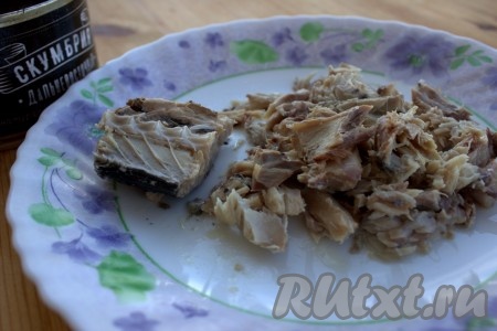 Слоёное бездрожжевое тесто разморозить при комнатной температуре. Сварить 2 яйца вкрутую (варить 8-10 минут с начала закипания воды), затем остудить и очистить от скорлупы. Банку с рыбными консервами открыть, слить жидкость, удалить из рыбки хребты и кости, а затем рыбу размять вилкой (или мелко нарезать).