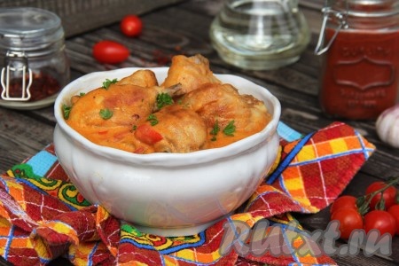 Курица с кабачками и сметаной на сковороде