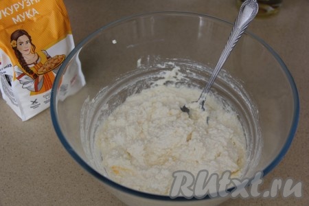 Перемешать получившуюся массу вилкой.