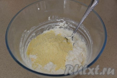 Всыпать 1 столовую ложку кукурузной муки.