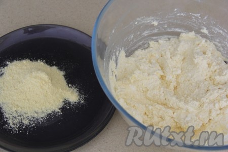 Перемешать творожную массу. Она будет не слишком плотной. Возможно, вам понадобится чуть больше муки, тут всё зависит от влажности творога, но не забивайте массу сильно мукой.