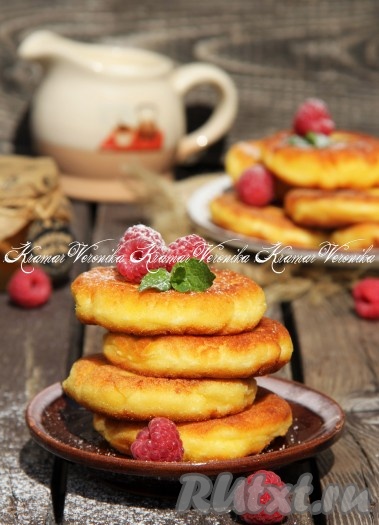 Сырники, приготовленные с добавлением кукурузной муки, получаются яркими, нежными и очень вкусными.