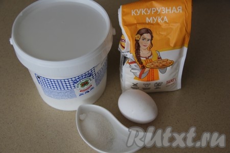 Подготовить продукты для приготовления сырников с кукурузной мукой на сковороде. 