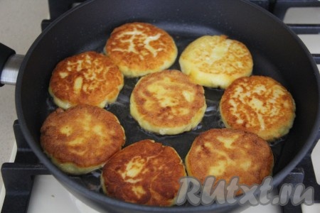 Жарить сырники с кукурузной мукой на сковороде с двух сторон на среднем огне до образования аппетитной (золотистой) корочки.