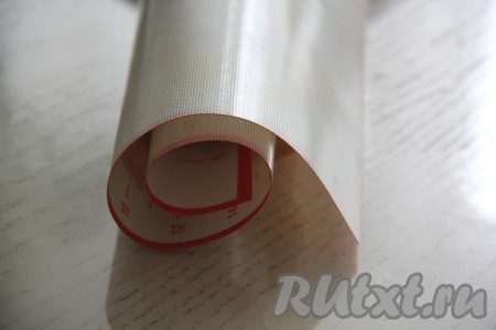 Силиконовый коврик (или полотенце) вместе с бисквитным коржом свернуть в рулет и оставить в таком виде на 1 час (бисквит должен полностью остыть).