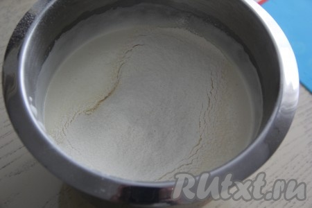 В получившуюся пышную массу небольшими порциями добавить просеянную муку, каждый раз аккуратно, плавными движениями, перемешивая тесто лопаткой.