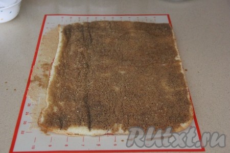 В тёплой воде развести кофе и сироп, перемешать. Вместо сиропа можно добавить 1 столовую ложку сахара без горки. Развернуть бисквит и пропитать его кофейной пропиткой.