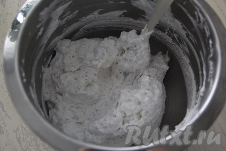 Всыпать в крем натёртый шоколад и перемешать лопаткой.