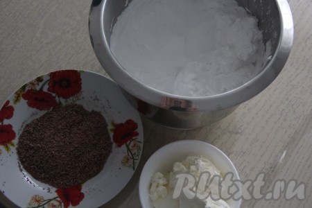 А пока можно заняться приготовлением крема. Шоколад натереть на тёрке. Охлаждённые сливки жирностью не менее 33% взбить миксером с сахарной пудрой до стойких пиков. Я использовала специальные сливки на растительных маслах, они уже содержат в составе сахар, поэтому их нужно взбить полностью охлаждёнными без добавления сахарной пудры.