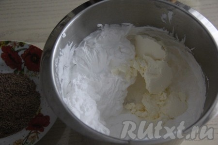 Добавить во взбитые сливки творожный сыр и взбить крем миксером до однородного состояния.