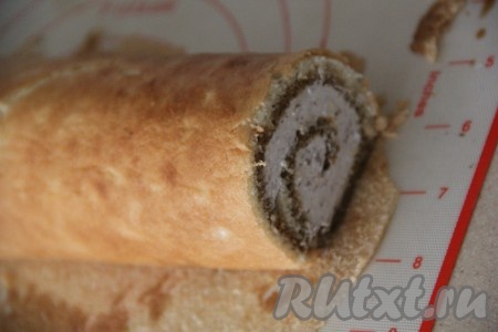 Свернуть бисквит с начинкой в плотный рулет и отправить на пару часов в холодильник.