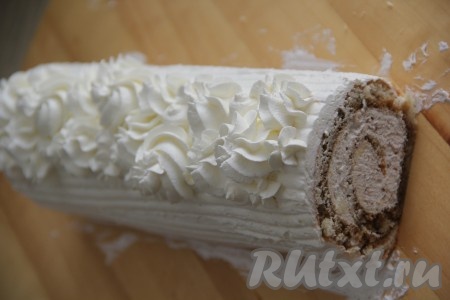 Готовый рулет "Тирамису" покрыть сверху кремом и украсить по желанию (я поместила крем в кондитерский мешок и нанесла его поверх рулета).