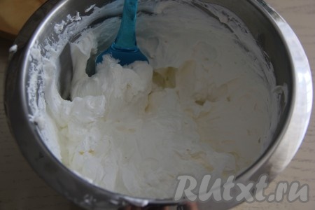 Для приготовления крем-чиза нужно охлаждённые сливки взбить с сахарной пудрой миксером до стойких пиков (если вы, как и я, используете сливки на растительных маслах, значит просто взбейте их охлаждёнными до стойких пиков без добавления сахарной пудры, так как сахар уже есть в их составе).