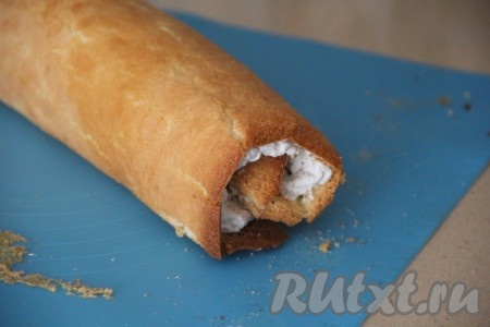 Свернуть бисквит с крем-чизом и малиной в плотный рулет, завернуть в фольгу и убрать в холодильник на пару часов.
