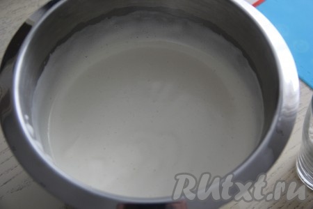 Взбить яйца с сахаром и солью в течение 7-9 минут. Масса должна стать светлой, пышной и сахар должен полностью раствориться.