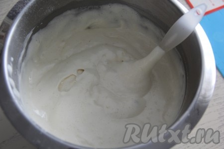 Затем небольшими порциями всыпать просеянную муку, аккуратно вмешивая лопаткой до получения однородной массы. Тесто для бисквитного рулета должна получиться воздушным, напоминающим крем.