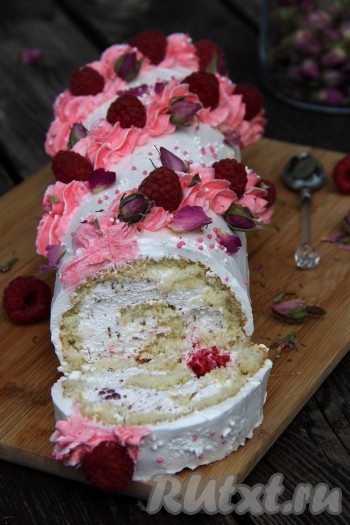 По прошествии двух часов покрыть бисквитный рулет оставшимся крем-чизом. Я окрасила часть крема красителем, выложила в кулинарный мешок с фигурной насадкой и украсила верх рулета. Сверху можно выложить и ягоды. Выпечка получается и нарядной, и очень вкусной, она отлично будет смотреться на праздничном столе или станет прекрасным дополнением к чаепитию в кругу семьи.