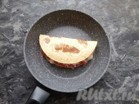 Накрыть начинку второй половиной блина и прогреть на сковороде на минимальном огне пару минут (до расплавления сыра).
