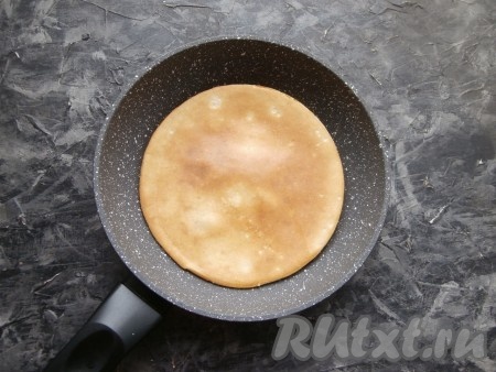 Сухую сковороду разогреть, вылить в неё тесто, распределив его по всему дну. Жарить овсяноблин до румяности (минуты 1,5) под закрытой крышкой на небольшом огне. Далее перевернуть его с помощью лопатки.