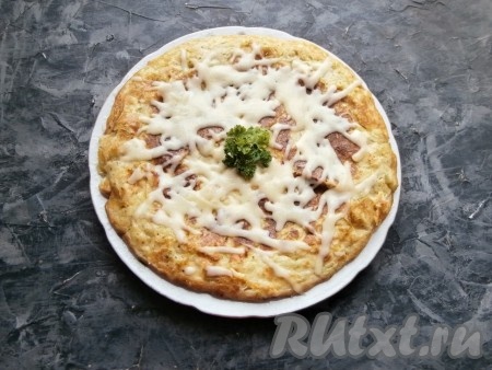 Дать сыру расплавиться, а запеканке немного остыть.