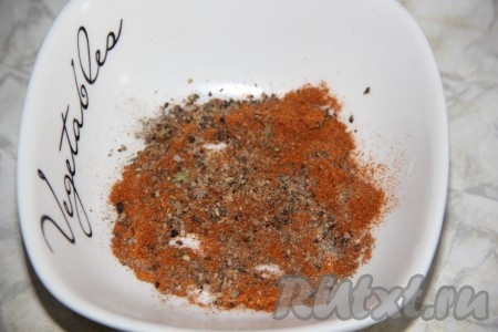 Белый перец, черный, душистый и чили смешать и растолочь в крошку.