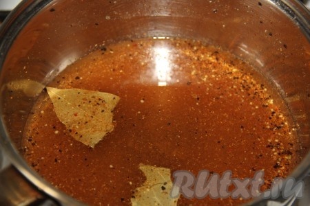 В уксус добавить все специи, входящие в маринад, и довести до кипения, до полного растворения сахара. 