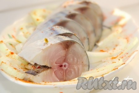 С рыбы слить соленую воду и залить скумбрию нашим маринадом. Оставить на 2 дня, рыбу необходимо иногда переворачивать. Вот такая сочная и мягкая получается скумбрия, маринованная с уксусом.
