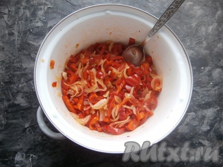 Поставить кастрюлю на огонь, довести салат до кипения. Периодически помешивая, варить салат на медленном огне 15 минут (если у вас болгарский перец не мясистый, время варки нужно уменьшить на 5 минут). В конце добавить уксус, салат перемешать и после закипания проварить на небольшом огне ещё 5 минут.