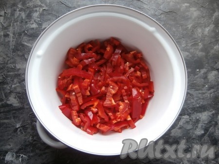 Нарезать перец в кастрюлю длинными кусочками, не слишком узкими.