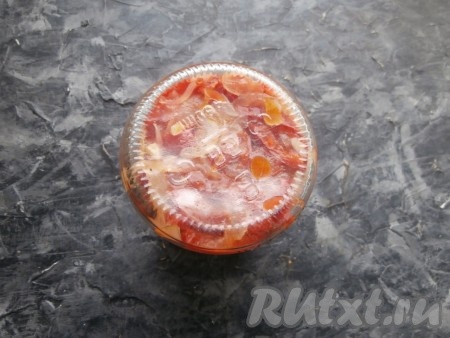 Накрыть простерилизованной крышкой и закатать. Банку перевернуть, а затем укутать в одеяло (или тёплый плед) и оставить до остывания.