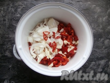 Добавить лук, нарезанный перьями (или полукольцами). Сюда же выложить мелко нарезанный чеснок и колечки острого перца чили.