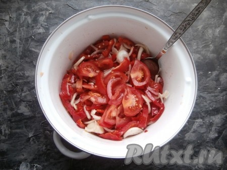 Добавить нарезанные дольками помидоры, перемешать.