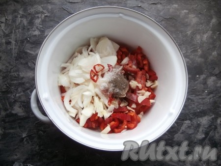 Всыпать соль, чёрный молотый перец, сахар, влить растительное масло.