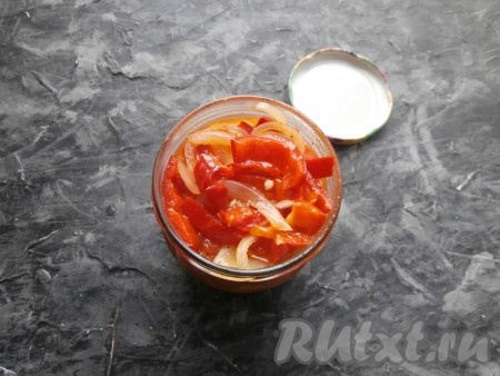 Готовый салат, сняв с огня, сразу переложить в простерилизованную банку.