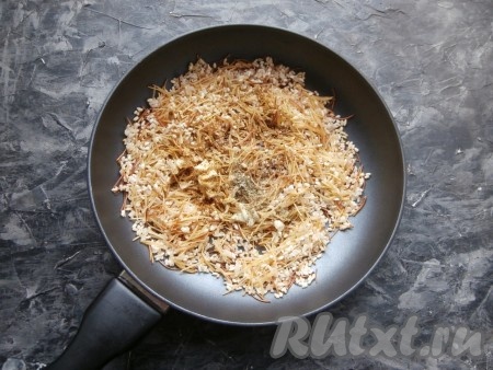 Затем добавить нарезанный кусочками чеснок, всыпать хмели-сунели, специи и влить соевый соус.