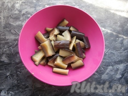 Остывшие баклажаны нарезать на более мелкие брусочки.