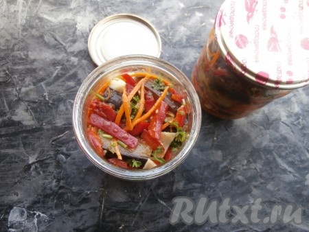 Разложить поплотнее салат по простерилизованным банкам.