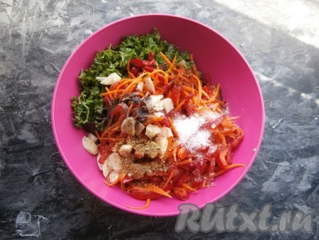 Сюда же всыпать сахар, чёрный молотый перец, паприку, острый перец чили, нарезанный на колечки, и приправу для корейской моркови. Влить растительное масло и уксус, всыпать оставшиеся 0,5 чайной ложки соли.