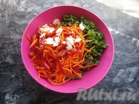 Добавить к баклажанам измельчённую петрушку, нарезанный на кусочки чеснок и просоленные овощи (морковь и болгарский перец).