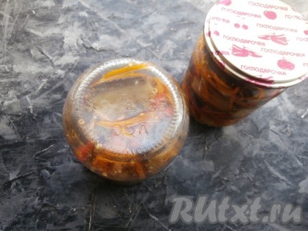 Банки закатать крышками. Перевернуть их вверх дном, укутать тёплым одеялом, а после полного остывания убрать на хранение.