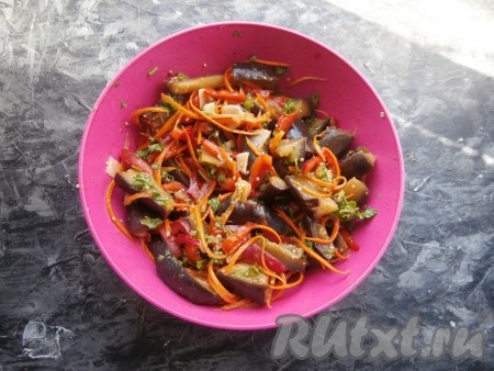 Салат хорошо перемешать.