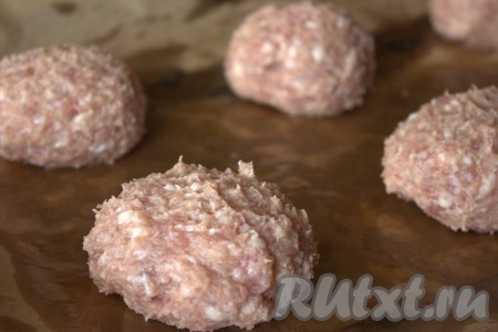 Противень для запекания застелить пергаментной бумагой и слегка смазать растительным маслом.&nbsp;Из получившегося фарша сформировать шарики одинакового размера и выложить на противень на небольшом расстоянии друг от друга (у меня получилось 5 шариков). 
